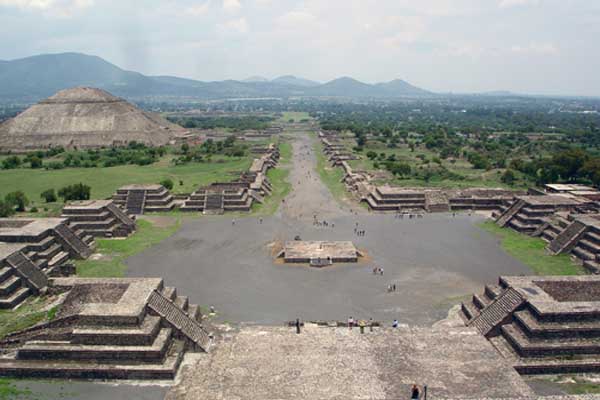 View from the Pyramid of the moon